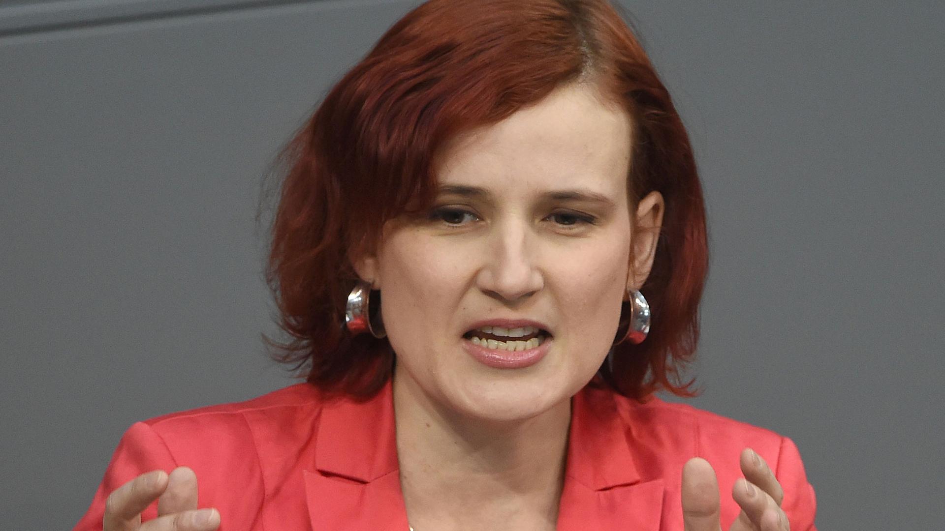 Linke-Parteichefin Katja Kipping spricht im Rahmen der Haushaltsdebatte im Bundestag in Berlin. Linke-Parteichefin Katja Kipping spricht im Rahmen der Haushaltsdebatte im Bundestag in Berlin.