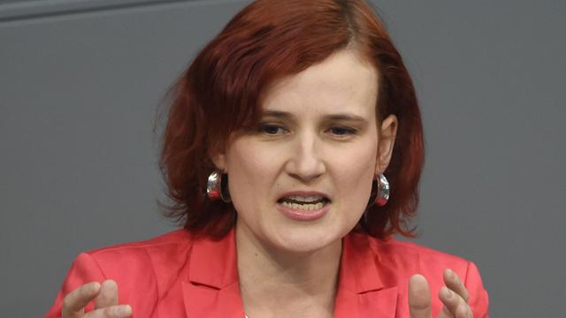 Linke-Parteichefin Katja Kipping spricht im Rahmen der Haushaltsdebatte im Bundestag in Berlin.
