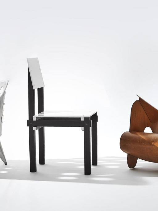 Drei Designstühle. V.li.: "Aluminum chair" (1942-1943) von Gerrit and Wim Rietveld; "Military chair 1" (1923), Supervision von Gerrit Rietveld; Eerste Model - Prototyp (1927) Supervision von Gerrit Rietveld.