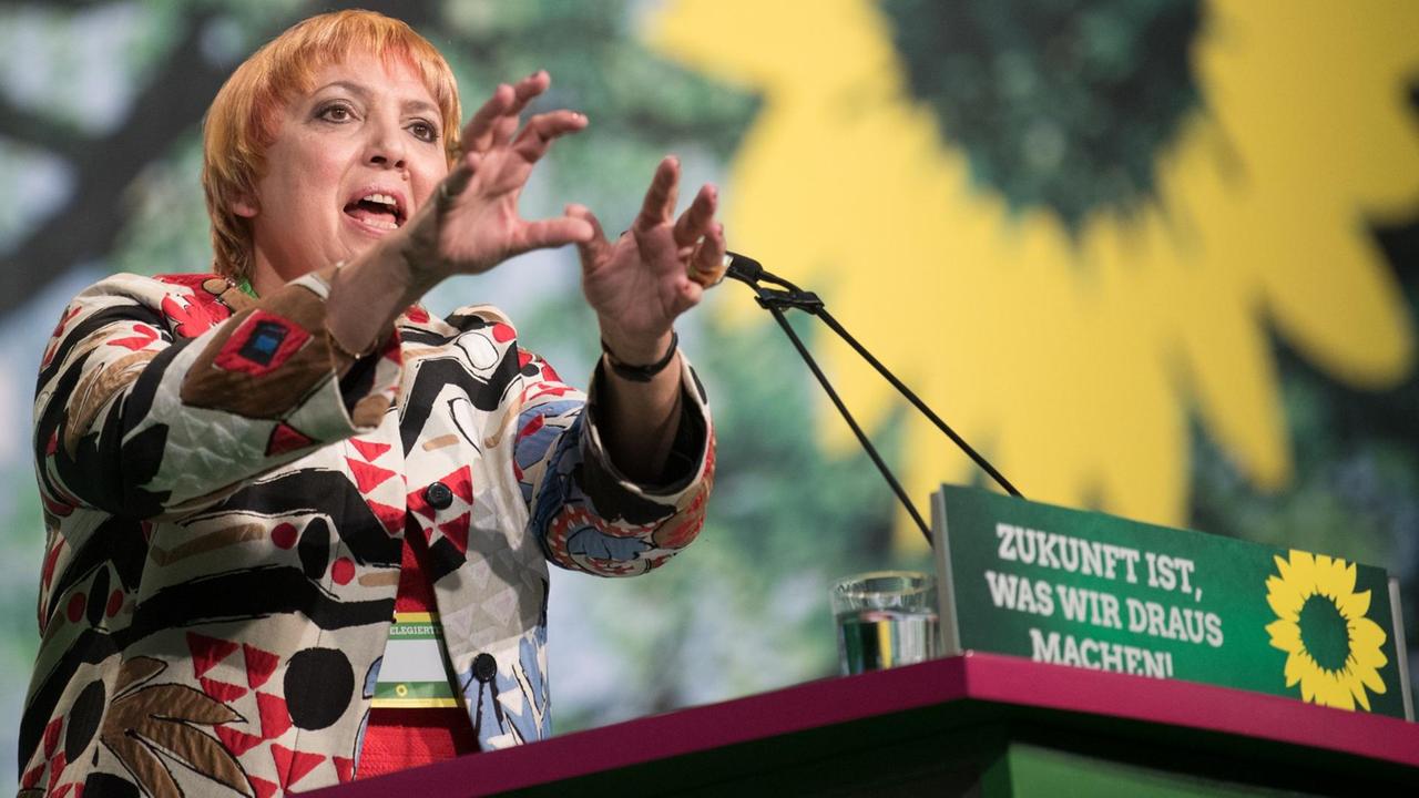 Die Bundestagsvizepräsidentin von Bündnis 90/Die Grünen, Claudia Roth, spricht am 25.11.2017 in Berlin auf dem Parteitag von Bündnis 90/Die Grünen. Im Mittelpunkt des Parteitages stehen Beratungen über das Ergebnis der Bundestagswahl und die gescheiterten Sondierungen für eine Jamaika-Koalition. Foto: Ralf Hirschberger/dpa-Zentralbild/dpa | Verwendung weltweit Die Bundestagsvizepräsidentin von Bündnis 90/Die Grünen, Claudia Roth, spricht am 25.11.2017 in Berlin auf dem Parteitag von Bündnis 90/Die Grünen. Im Mittelpunkt des Parteitages stehen Beratungen über das Ergebnis der Bundestagswahl und die gescheiterten Sondierungen für eine Jamaika-Koalition. Foto: Ralf Hirschberger/dpa-Zentralbild/dpa | Verwendung weltweit