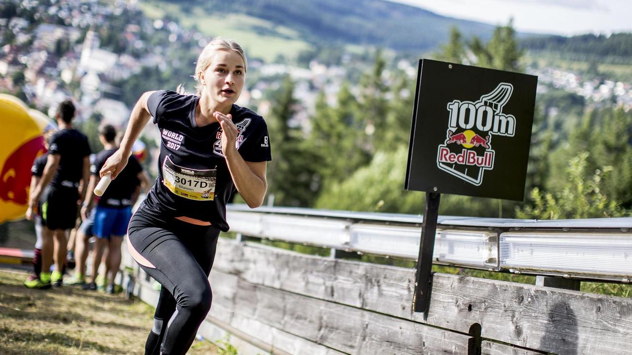 Zu sehen ist ein Frau in Sportkleidung, die an einem Lauf teilnimmt. Zu sehen ist ein Frau in Sportkleidung, die an einem Lauf teilnimmt.