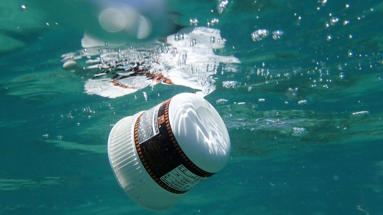 Eine Plastikverpackung treibt unter Wasser im Meer. Eine Plastikverpackung treibt unter Wasser im Meer.
