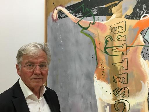 Kurator Veit Loers vor dem Gemälde Bitteschön Dankeschön von Martin Kippenberger in der Ausstellung Bodycheck.