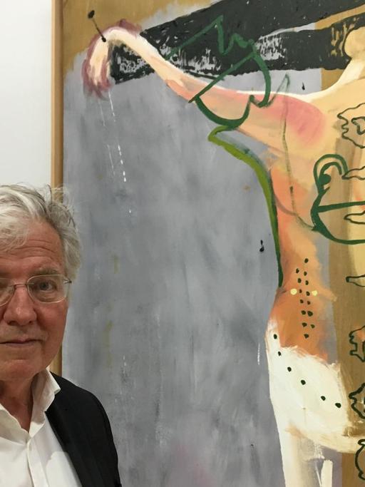 Kurator Veit Loers vor dem Gemälde Bitteschön Dankeschön von Martin Kippenberger in der Ausstellung Bodycheck.