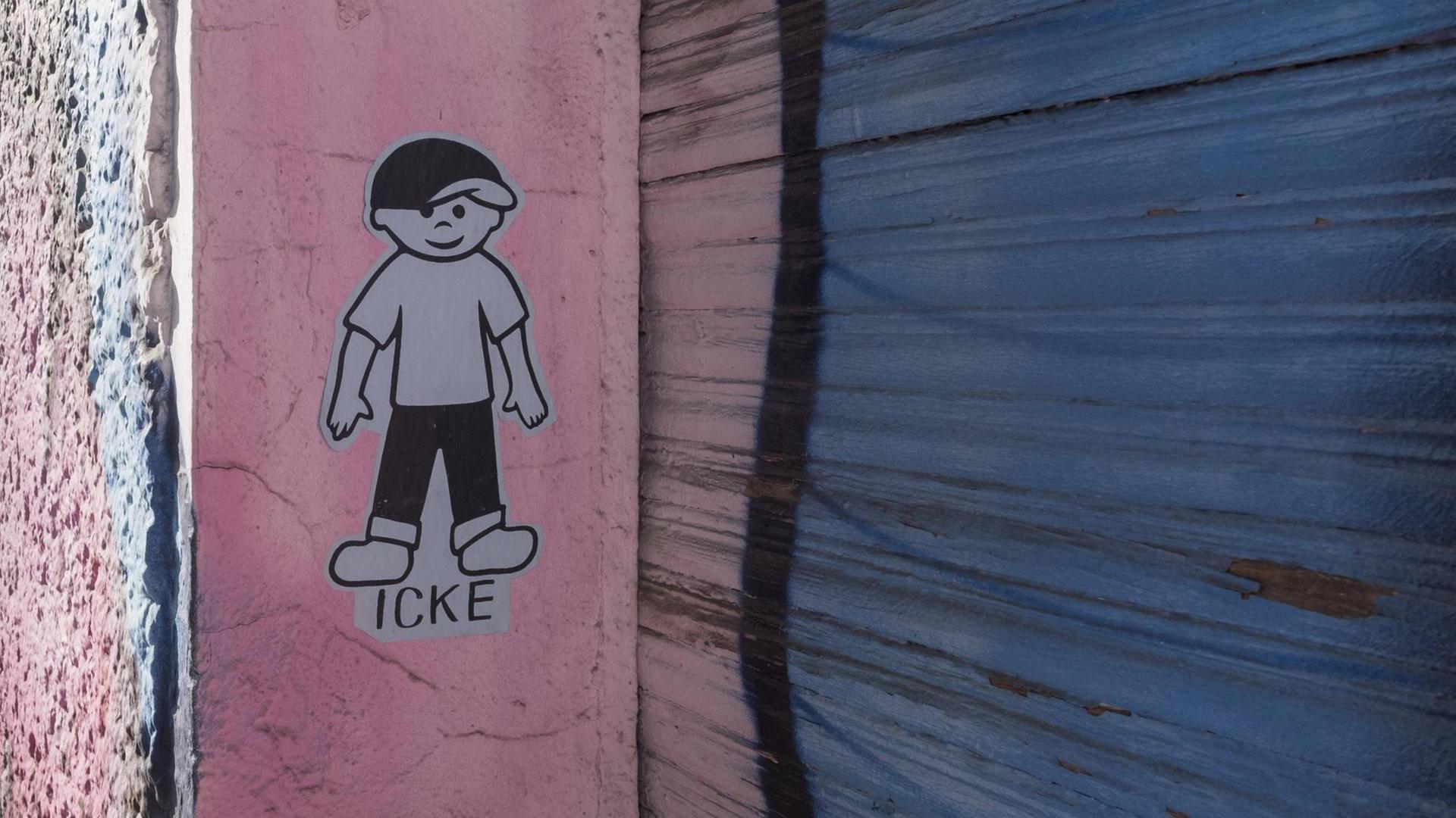 Auf einer Wand ist die stilisierte Figur eines Jungen geklebt. Darunter steht "Icke". Auf einer Wand ist die stilisierte Figur eines Jungen geklebt. Darunter steht "Icke".