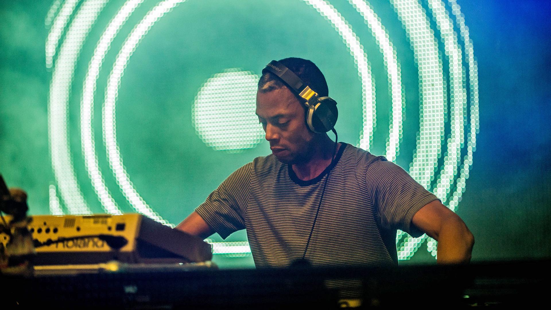 Der US-amerikanische Techno-DJ, Musiker und Produzent Jeff Mills, aufgenommen am 26.7.2014 beim Tomorrowland Music Festival im belgischen Boom Der US-amerikanische Techno-DJ, Musiker und Produzent Jeff Mills, aufgenommen am 26.7.2014 beim Tomorrowland Music Festival im belgischen Boom