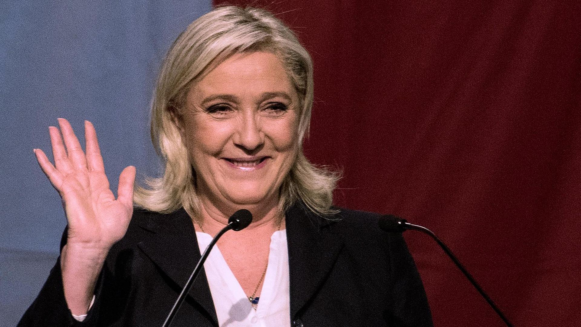 Marine Le Pen zeigt sich nach Bekanntwerden der ersten Prognosen der Regionalwahlen erfreut über das Ergebnis für ihren Front National. Marine Le Pen zeigt sich nach Bekanntwerden der ersten Prognosen der Regionalwahlen erfreut über das Ergebnis für ihren Front National.