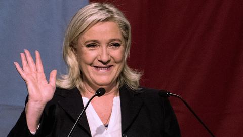 Marine Le Pen zeigt sich nach Bekanntwerden der ersten Prognosen der Regionalwahlen erfreut über das Ergebnis für ihren Front National.