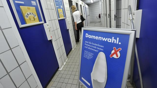 Eine Frau betritt am Donnerstag in der B-Ebene der Hauptwache in Frankfurt am Main eine neuartige Toilettenanlage für Frauen. In zwei Kabinen wurden moderne Damenurinale installiert, die ganz ohne Wasserspülung auskommen.