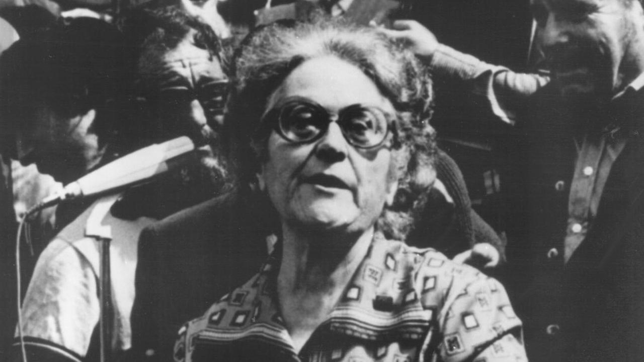 Die zwei Tage zuvor nach 38-jährigem Exil in Frankreich nach Spanien zurückgekehrte Politkerin Federica Montseny nimmt am 30. Mai 1977 in der Stierkampfarena von Barcelona an einer Kundgebung der anarcho-syndikalistischen Gewerkschaft CNT teil. Montseny war in der republikanischen Regierung während des Spanischen Bürgerkriegs die erste Frau Spaniens, die ein Ministeramt bekleidete. Die zwei Tage zuvor nach 38-jährigem Exil in Frankreich nach Spanien zurückgekehrte Politkerin Federica Montseny nimmt am 30. Mai 1977 in der Stierkampfarena von Barcelona an einer Kundgebung der anarcho-syndikalistischen Gewerkschaft CNT teil. Montseny war in der republikanischen Regierung während des Spanischen Bürgerkriegs die erste Frau Spaniens, die ein Ministeramt bekleidete.