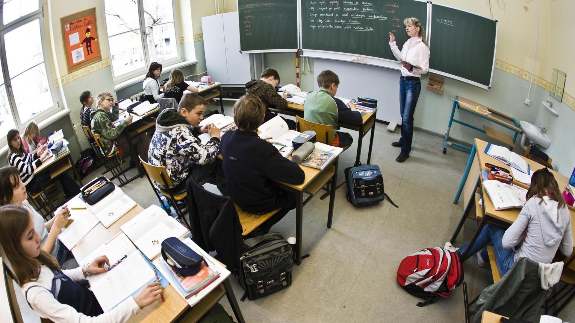 Blick in ein Klassenzimmer in Cottbus, Schüler sitzen an Tischen Blick in ein Klassenzimmer in Cottbus, Schüler sitzen an Tischen