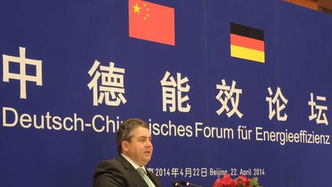 Bundeswirtschaftsminister Sigmar Gabriel (SPD) hält in Peking bei einem deutsch-chinesischen Forum für Energieeffizienz vor einer Plakatwand stehend eine Rede.
