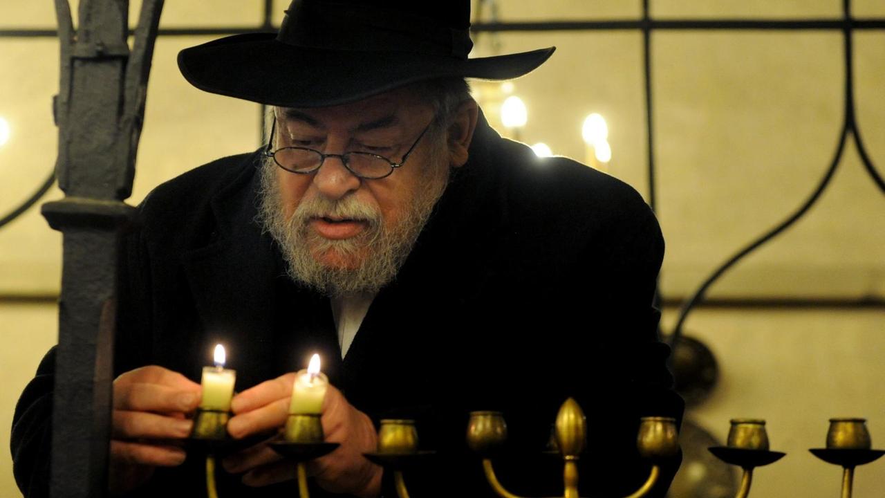 Ihn hat die brutale Zeit nach der Niederschlagung des Prager Frühlings zum Glauben gebracht: Karol Sidon, heute Oberrabbiner in Prag Ihn hat die brutale Zeit nach der Niederschlagung des Prager Frühlings zum Glauben gebracht: Karol Sidon, heute Oberrabbiner in Prag