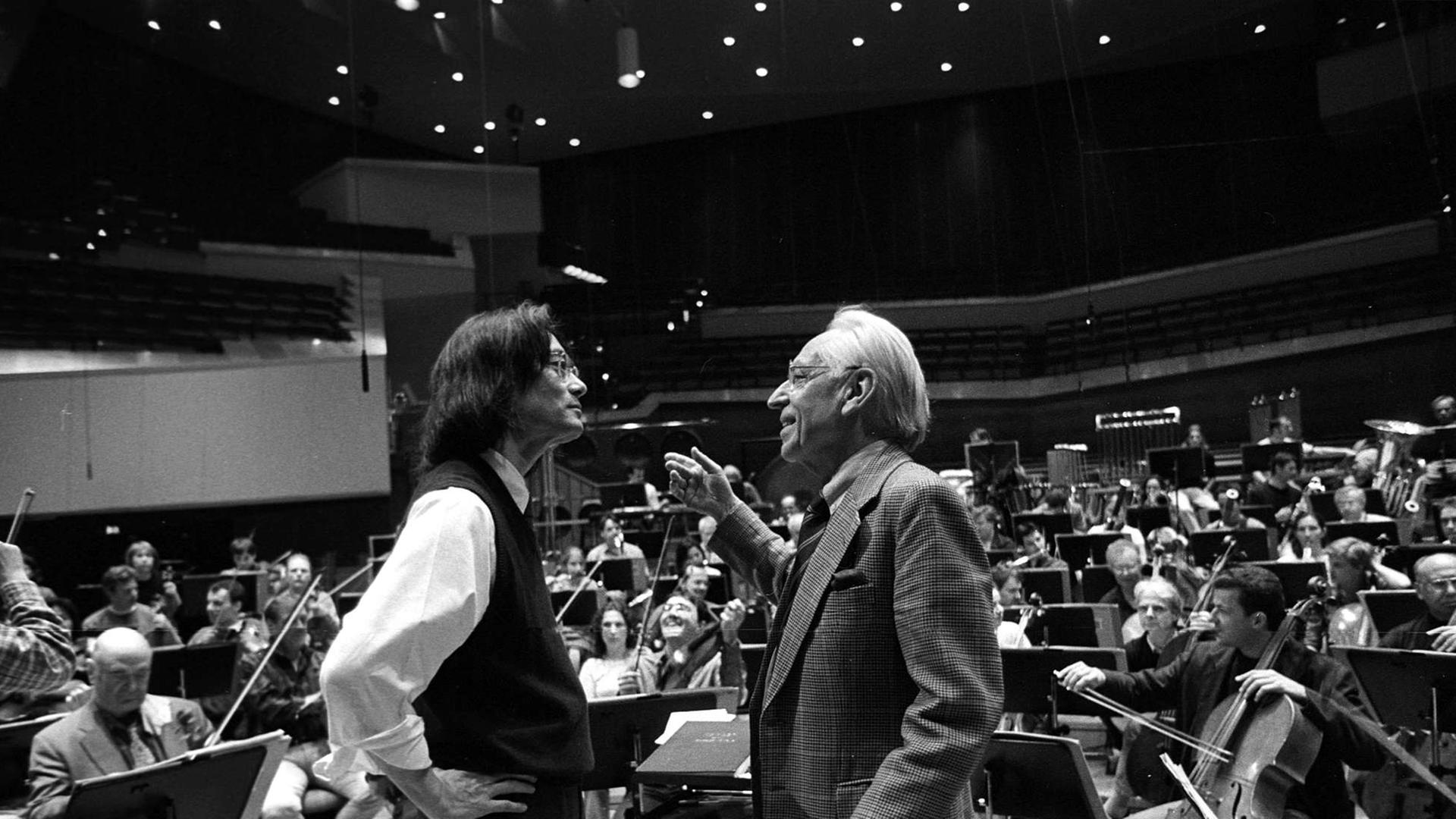 Der Dirigent Kent Nagano mit dem ehem. Intendanten von Deutschlandradio Ernst Elitz vor dem Deutschen Symphonie Orchester.
