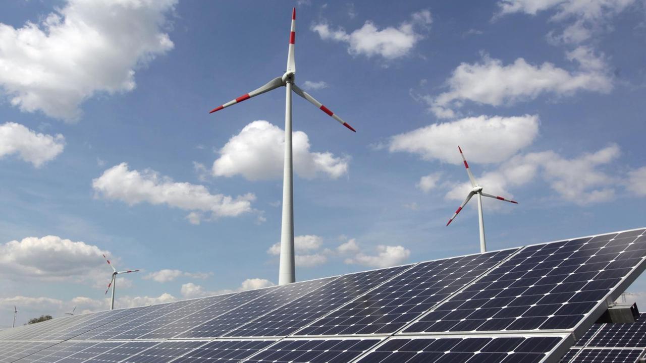 Windkrafträder bei Nauen (Brandenburg) hinter einem Solarpark. Windkrafträder bei Nauen (Brandenburg) hinter einem Solarpark.