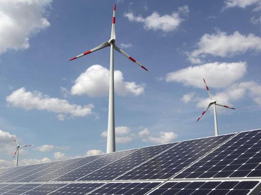 Windkrafträder bei Nauen (Brandenburg) hinter einem Solarpark.