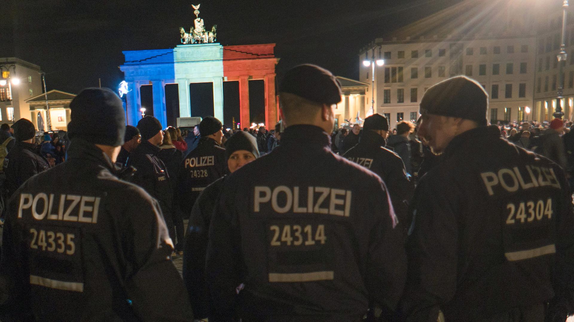 Die Polizei zeigt Präsenz vor dem Brandenburger Tor in Berlin nach den Attentaten in Paris.