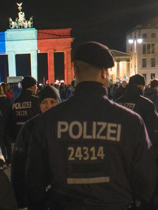 Die Polizei zeigt Präsenz vor dem Brandenburger Tor in Berlin nach den Attentaten in Paris.