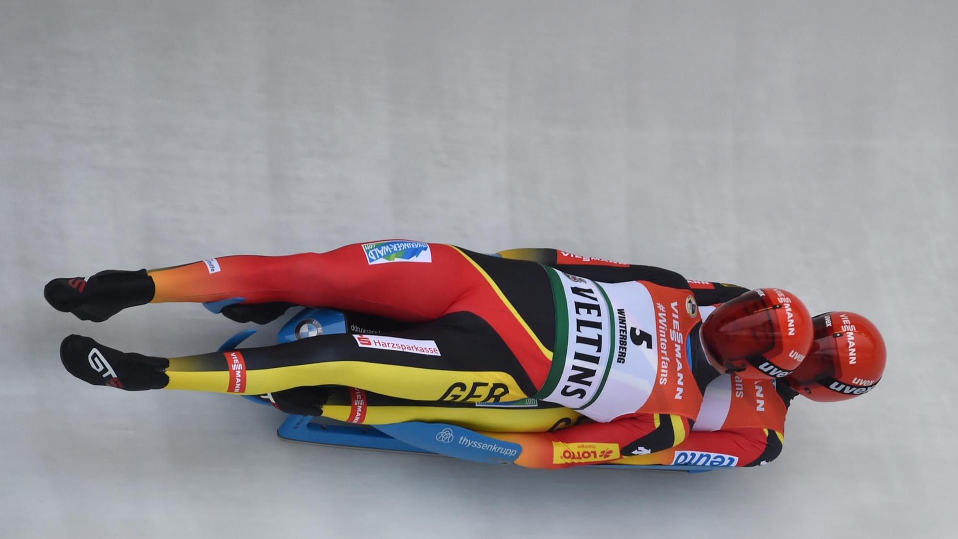 Die Rennrodler Toni Eggert (l) und Sascha Benecken (r) aus Deutschland fahren durch den Eiskanal in Winterberg. Die Rennrodler Toni Eggert (l) und Sascha Benecken (r) aus Deutschland fahren durch den Eiskanal in Winterberg.