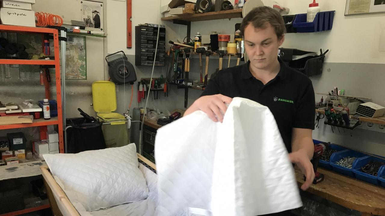 Marius Fuchs steht an einem offenen Sarg. Marius Fuchs steht an einem offenen Sarg.