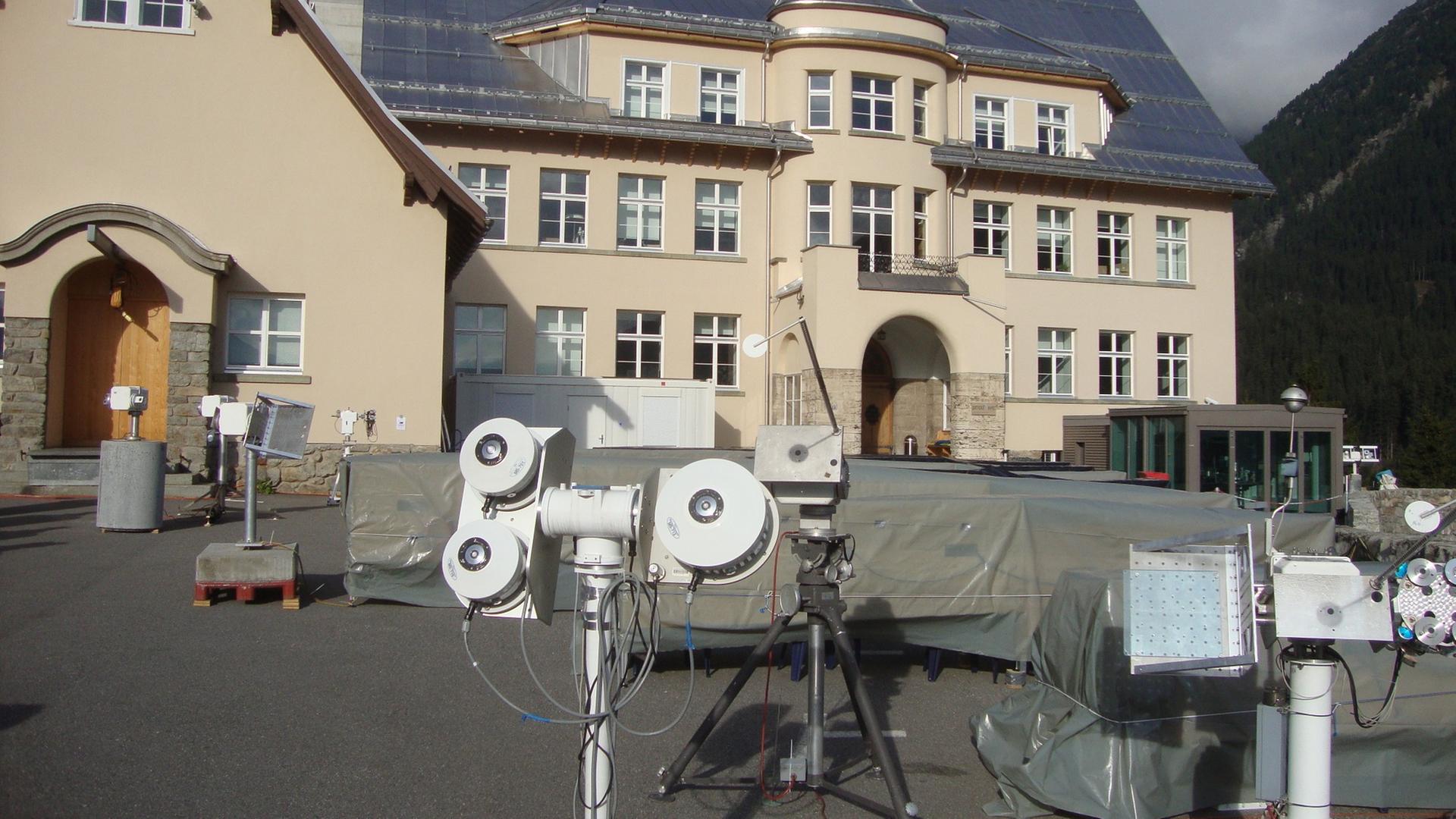 Hoffen auf viel Sonne: Einige Instrumente der Kampagne 2015 vor dem Weltstrahlungszentrum in Davos