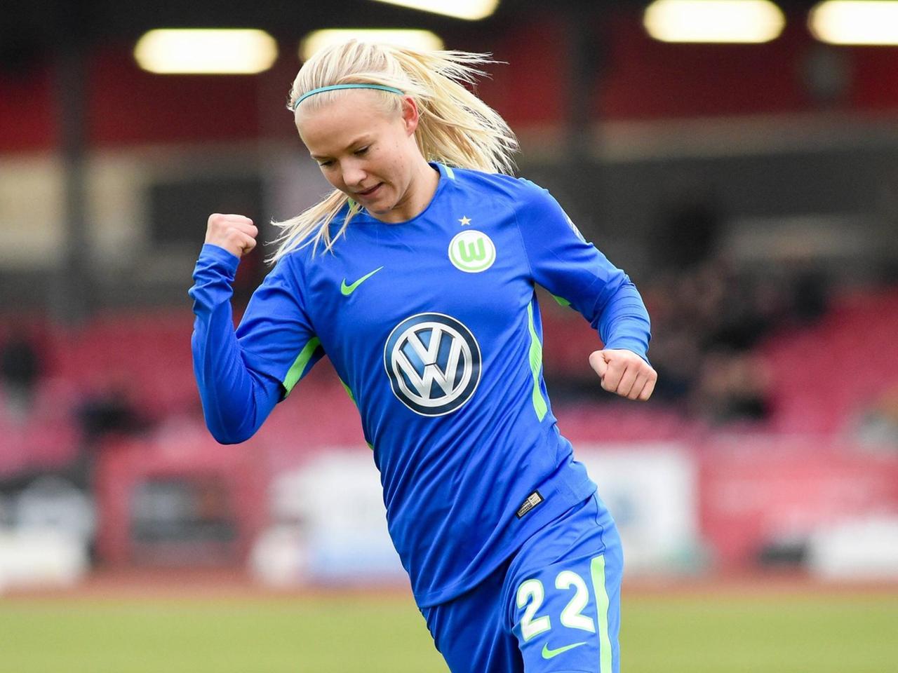 Pernille Harder (VfL Wolfsburg, 21) jubelt über ihren Treffer zum 0:3 beim Spiel 1. FC Köln - VfL Wolfsburg. Pernille Harder (VfL Wolfsburg, 21) jubelt über ihren Treffer zum 0:3 beim Spiel 1. FC Köln - VfL Wolfsburg.
