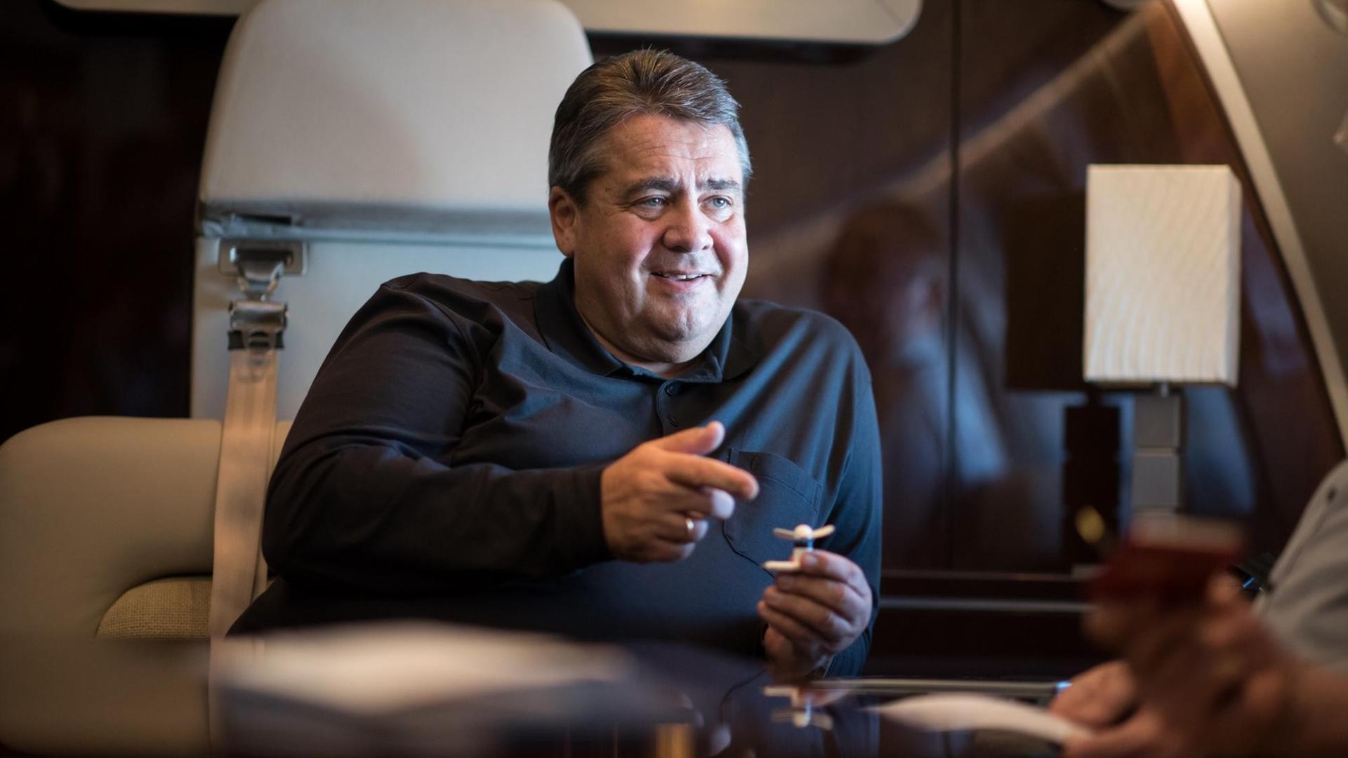 Bundeswirtschaftsminister Sigmar Gabriel (SPD) unterhält sich am 05.11.2016 bei einem Hintergrundgespräch während des Rückflugs von Hongkong nach Berlin mit mitreisenden Journalisten. Bundeswirtschaftsminister Sigmar Gabriel (SPD) unterhält sich am 05.11.2016 bei einem Hintergrundgespräch während des Rückflugs von Hongkong nach Berlin mit mitreisenden Journalisten.