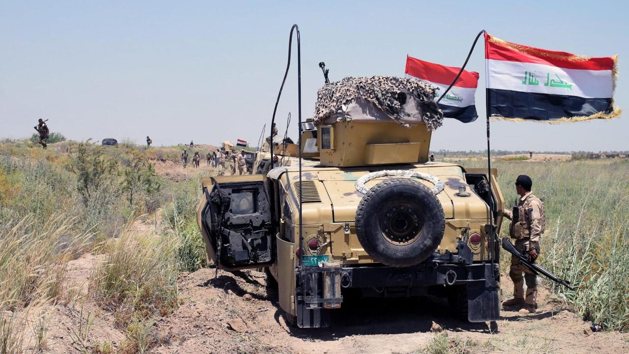 Irakische Militärfahrzeuge vor Falludscha