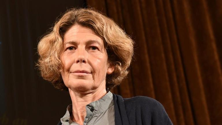 Bettina Rühl, Hörfunkkorrespondentin, nimmt bei der Verleihung des Robert Geisendörfer Preises ihre Auszeichnung entgegen. Bettina Rühl, Hörfunkkorrespondentin, nimmt bei der Verleihung des Robert Geisendörfer Preises ihre Auszeichnung entgegen.