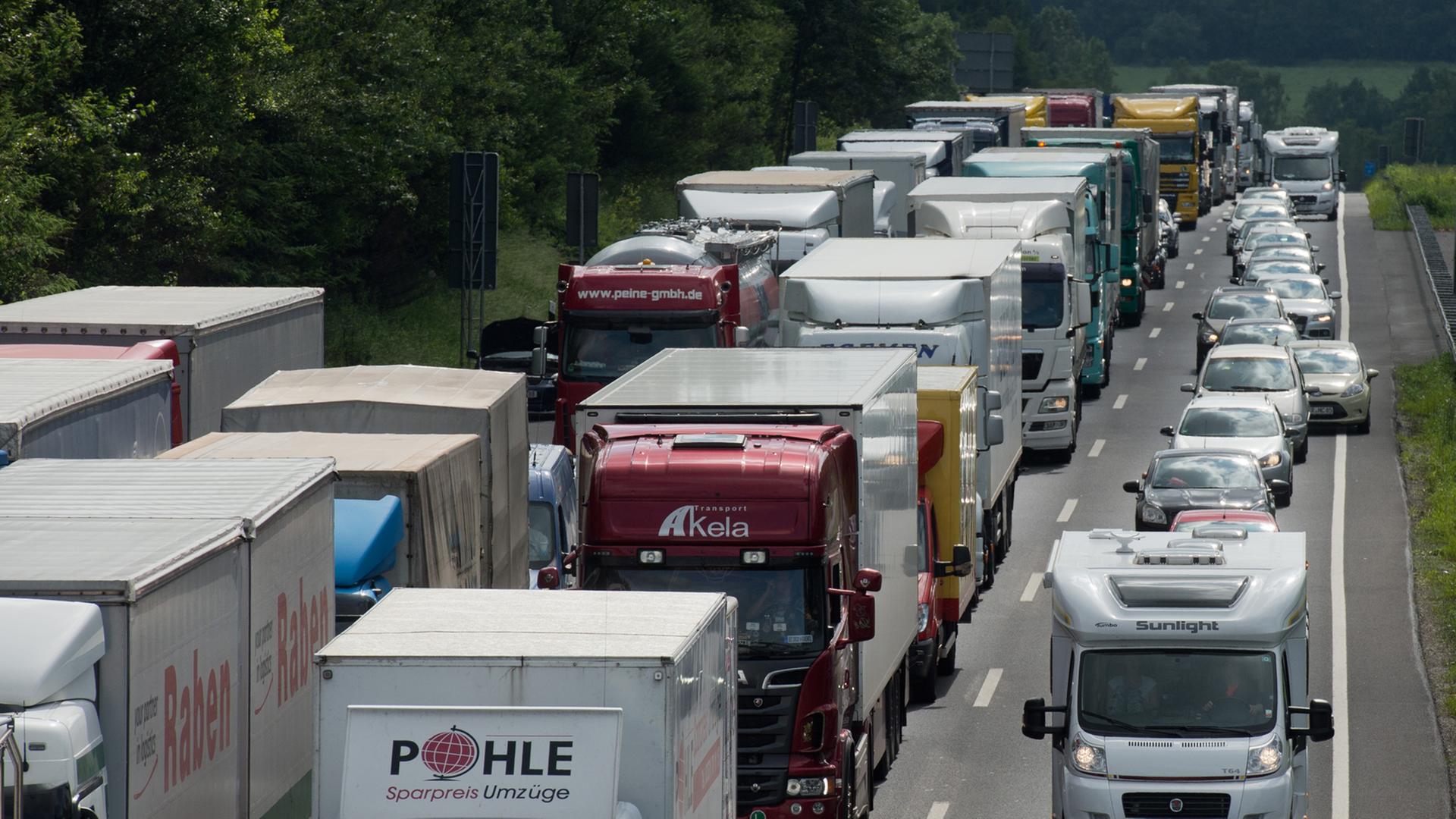 LKW und Autos stehen auf der vollgesperrten Autobahn 7 bei Hannoversch Münden an der Landesgrenze von Niedersachsen und Hessen. LKW und Autos stehen auf der vollgesperrten Autobahn 7 bei Hannoversch Münden an der Landesgrenze von Niedersachsen und Hessen.