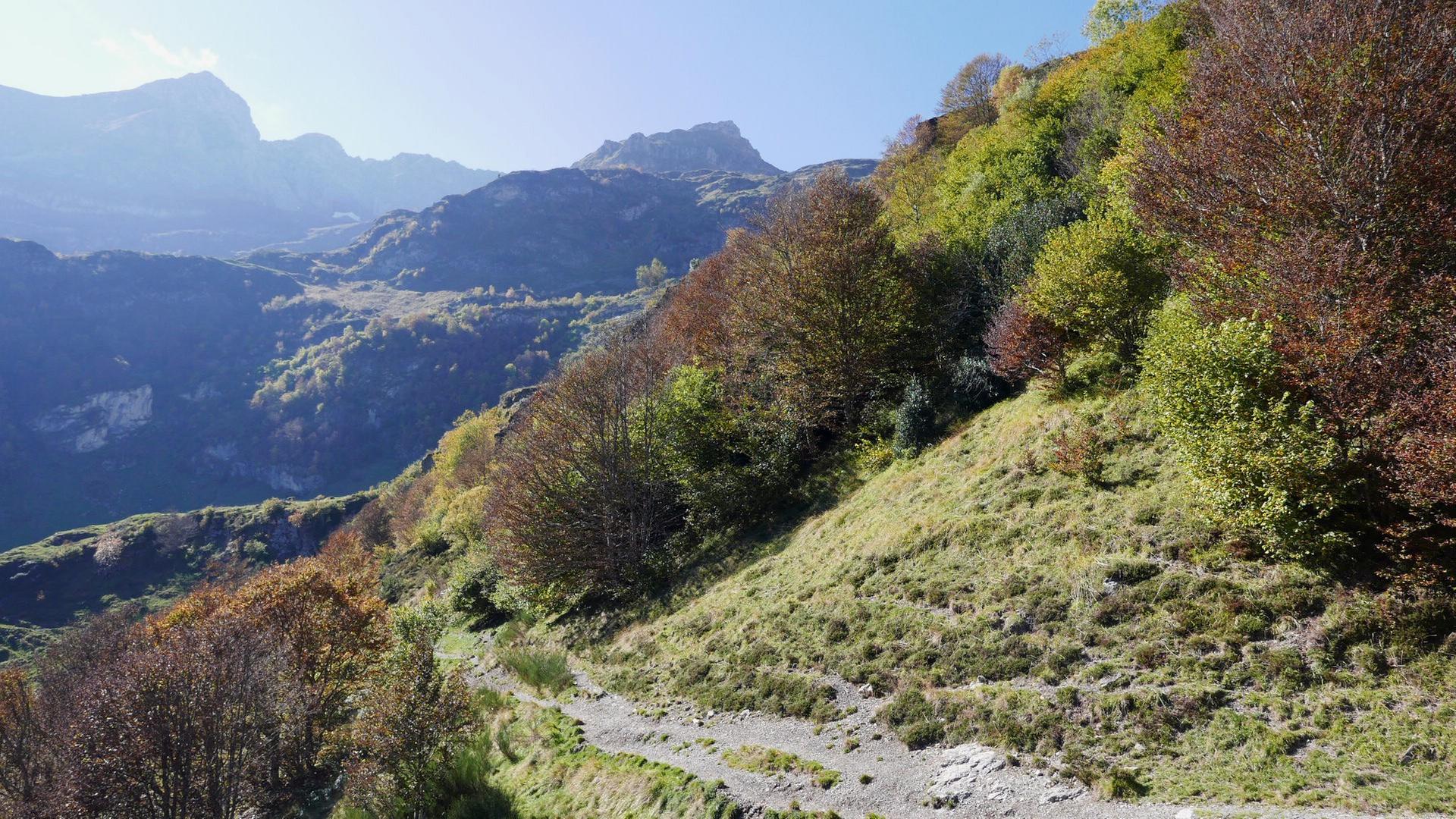 Auf dem Chemin de la Liberté, im Hintergrund Pyrenäengipfel in der Nähe des Mont Valier Auf dem Chemin de la Liberté, im Hintergrund Pyrenäengipfel in der Nähe des Mont Valier