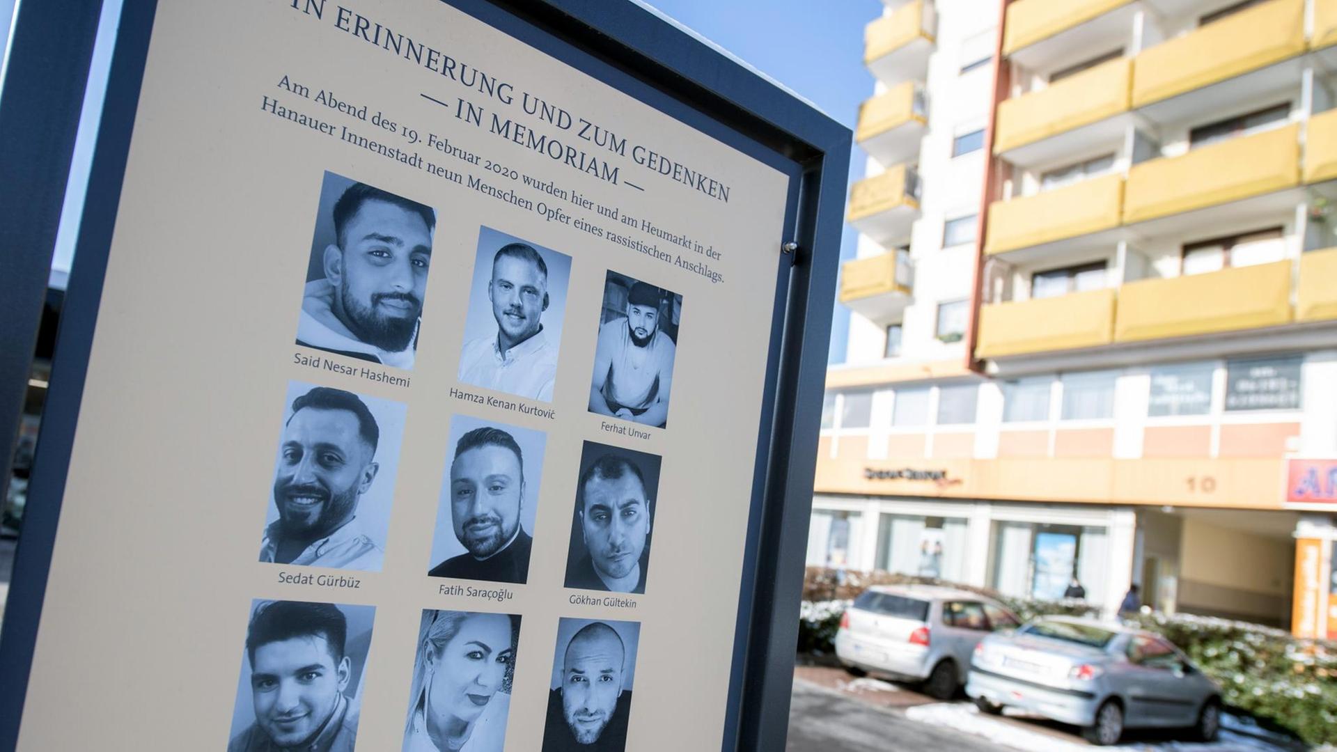Eine offizielle Gedenktafel mit den Fotos der neun Opfer erinnert am Anschlagsort in Hanau-Kesselstadt an die Opfer der Anschläge im Jahr 2020. Der Rechtsextremist Tobias R. hatte hier am 19. Februar 2020 neun Menschen aus rassistischen Motiven erschossen. (zu dpa: «Trauer, Unmut, drängende Fragen - Hanau gedenkt der Anschlagsopfer») Eine offizielle Gedenktafel mit den Fotos der neun Opfer erinnert am Anschlagsort in Hanau-Kesselstadt an die Opfer der Anschläge im Jahr 2020. Der Rechtsextremist Tobias R. hatte hier am 19. Februar 2020 neun Menschen aus rassistischen Motiven erschossen. (zu dpa: «Trauer, Unmut, drängende Fragen - Hanau gedenkt der Anschlagsopfer»)