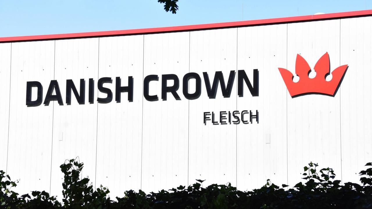 Logo des Danish Crown Schlachthofes im niedersächsischen Essen Oldenburg bei Cloppenburg. 