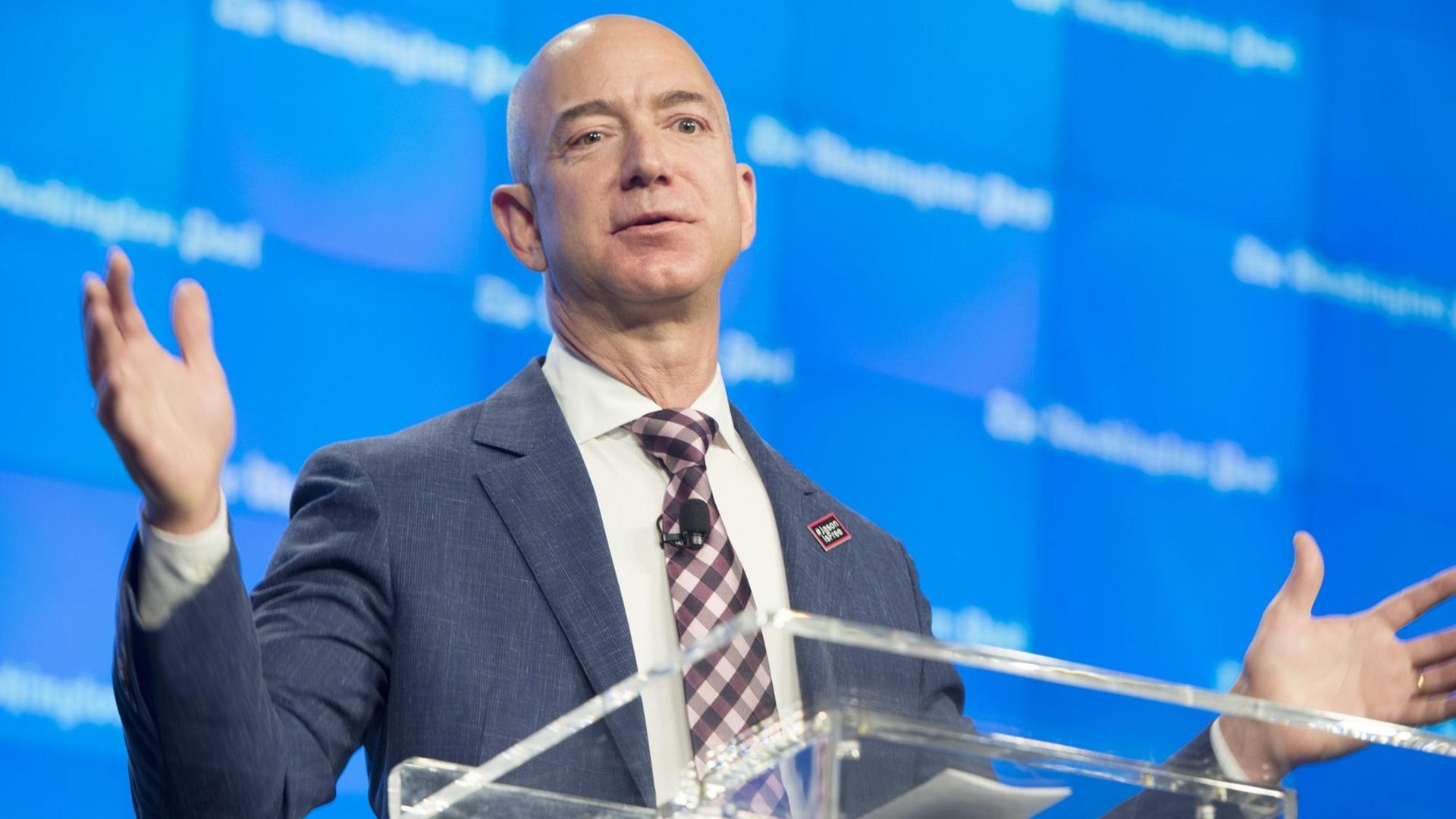 Jeff Bezos, Amazon-Gründer und Besitzer der "Washington Post", hält im Januar 2016 eine Rede. epa05446909 (FILE) A file photograph showing owner of the Washington Post and founder of Amazon, Jeff Bezos, delivering remarks at an event celebrating the new location of the Washington Post in Washington, DC, USA, 28 January 2016. US media business communicator Forbes reports on 29 July 2016 that Jeff Bezos, is the world's third richest person. EPA/MICHAEL REYNOLDS *** Local Caption *** 52558235 |