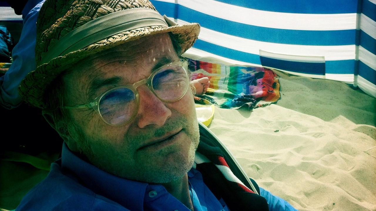 Thomas Pigor am Strand im Sand Thomas Pigor am Strand im Sand