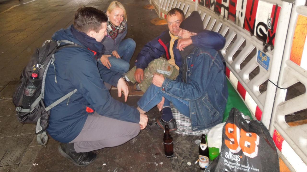 Beharrliche Überzeugungsarbeit - Barka-MItarbeiter und polnische Obdachlose am Bahnhof Zoo