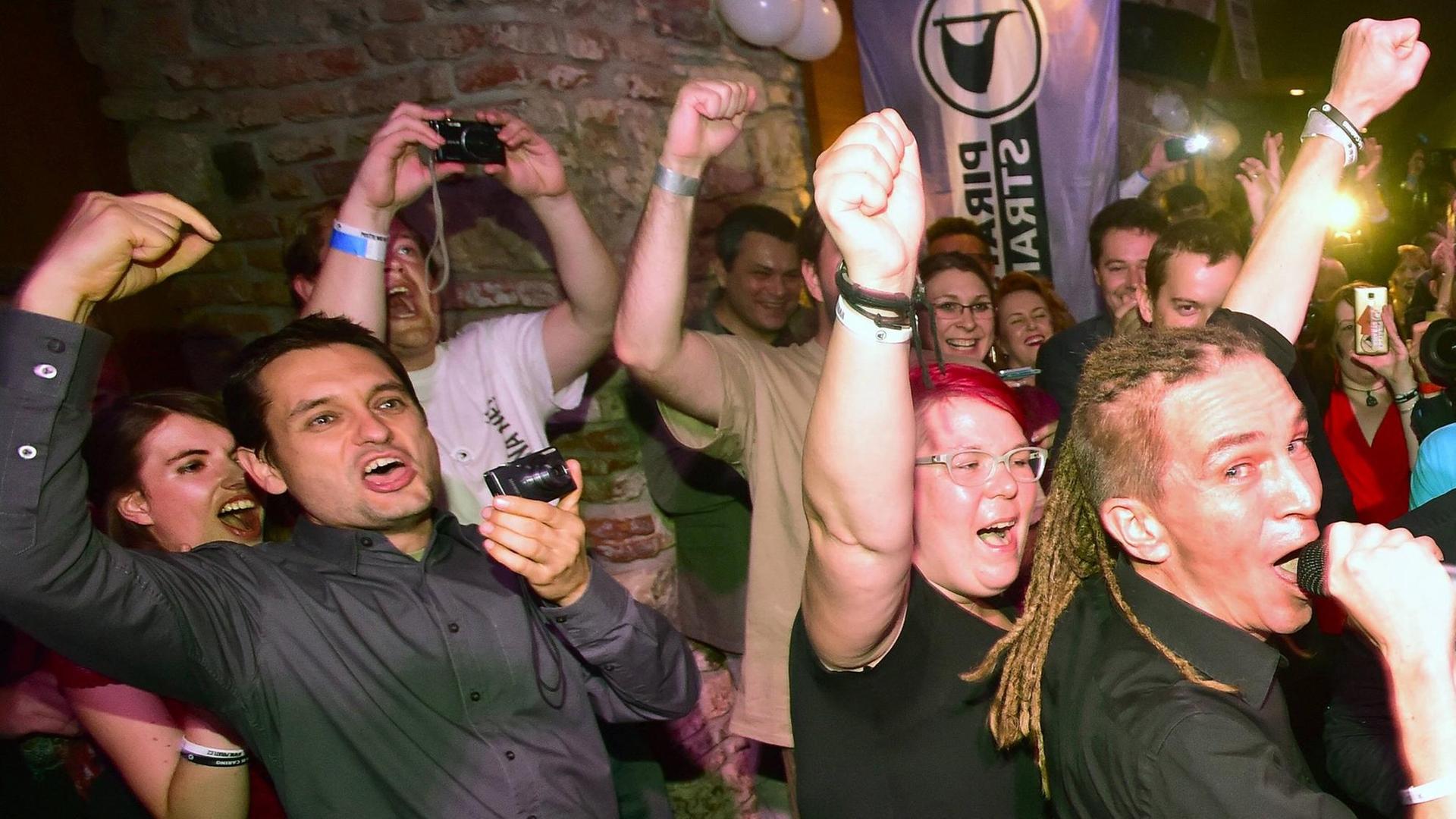 Mitglieder der tschechischen Piratenpartei feiern auf der Wahlparty zu den Parlamentswahlen 2017. Mitglieder der tschechischen Piratenpartei feiern auf der Wahlparty zu den Parlamentswahlen 2017.