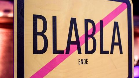 Ein Verkehrsschild mit der durchgestrichenen Aufschrift "BlaBla Ende"