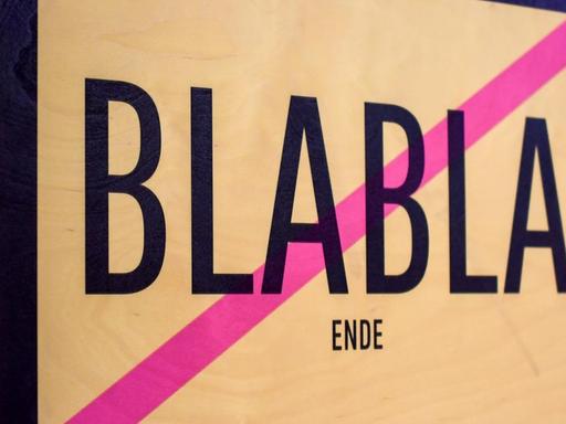 07.05.2019, Berlin: Ein Schild mit der Aufschrift "BlaBla Ende" steht auf der Tincon, dem Festival für Jugendkultur, im Rahmen der Internetkonferenz "re:publica". Die Konferenz der Netzszene findet noch bis zum 08.05.2019 statt. Foto: Britta Pedersen/dpa-Zentralbild/dpa | Verwendung weltweit 07.05.2019, Berlin: Ein Schild mit der Aufschrift "BlaBla Ende" steht auf der Tincon, dem Festival für Jugendkultur, im Rahmen der Internetkonferenz "re:publica". Die Konferenz der Netzszene findet noch bis zum 08.05.2019 statt. Foto: Britta Pedersen/dpa-Zentralbild/dpa | Verwendung weltweit
