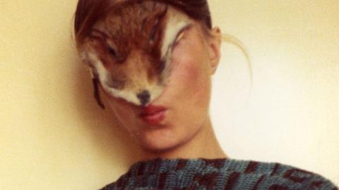 Das Bild zeigt das Gesicht einer Frau, das von der Stirn bis zur Nase mit einem Fuchsfell bedeckt ist.