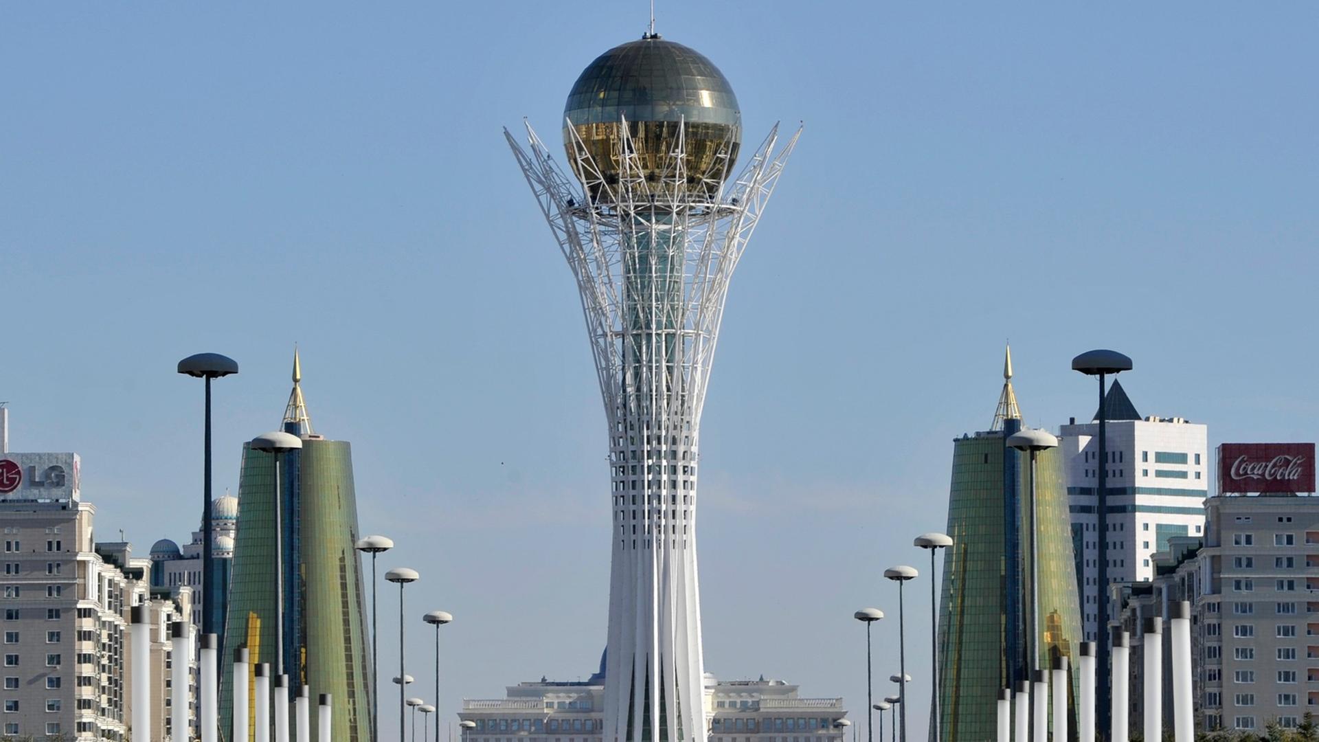 Das Wahrzeichen von Astana, der kasachischen Hauptstadt: der Bajterek-Turm Das Wahrzeichen von Astana, der kasachischen Hauptstadt: der Bajterek-Turm