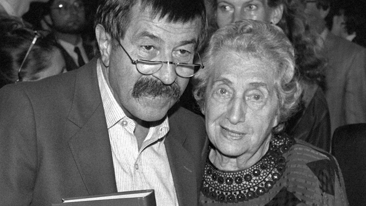 Der deutsche Schriftsteller Günter Grass mit der US-Verlegerin Helen Wolff, die ihm das erste Exemplar einer in den USA erschienenen Sonderausgabe der "Danzig Triologie" am 7.10.1987 in Frankfurt am Main überreichte. 