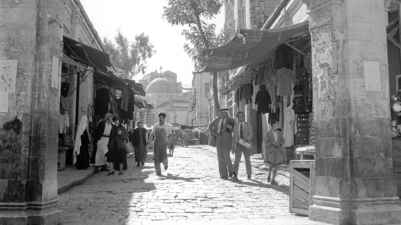Schwarz-Weiß-Foto der Jerusalem-Straße im Hospital-Viertel (Muristan) in der Altstadt von Jerusalem (1946). Schwarz-Weiß-Foto der Jerusalem-Straße im Hospital-Viertel (Muristan) in der Altstadt von Jerusalem (1946).