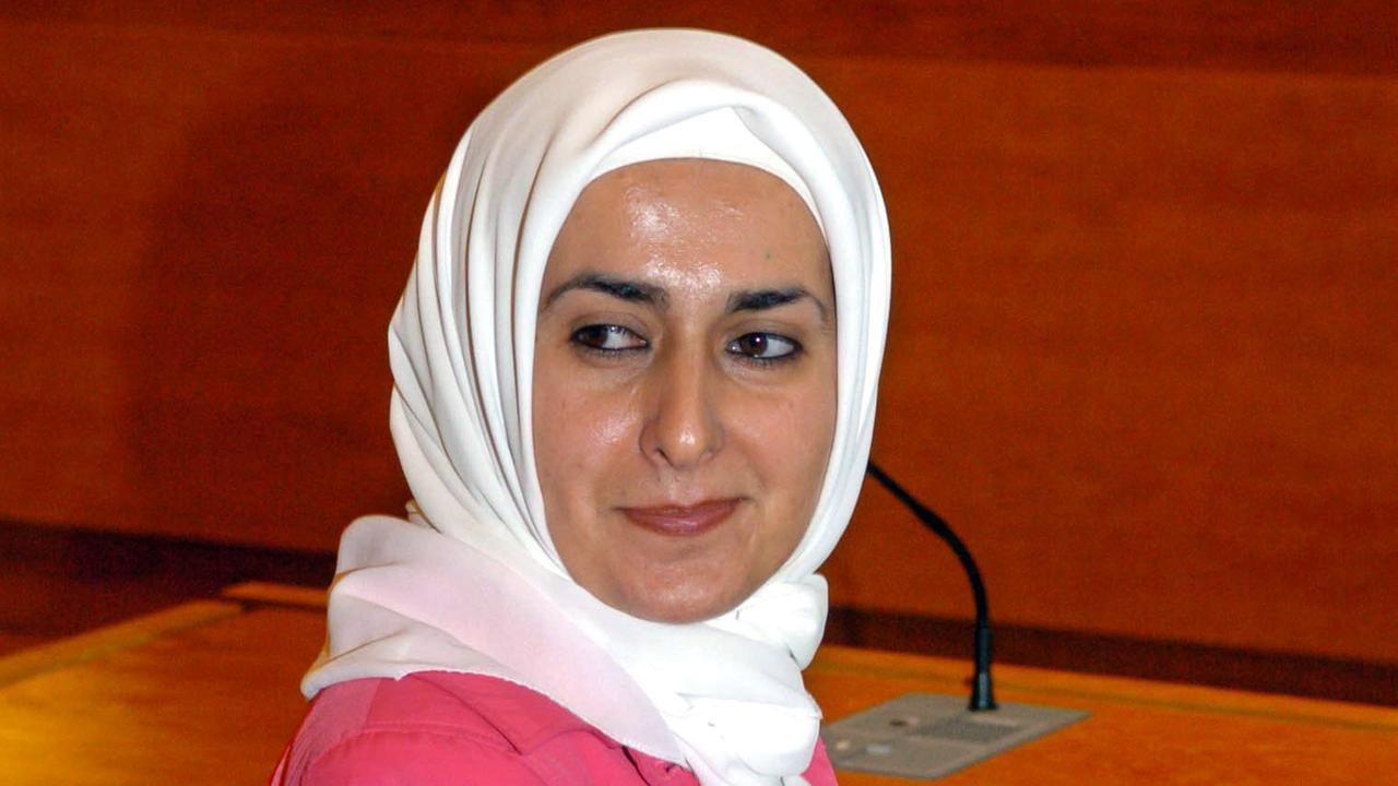 Fereshta Ludin mit weißen Kopftuch - hier aufgenommen 2004 im Leipziger Bundesverwaltungsgericht. Fereshta Ludin mit weißen Kopftuch - hier aufgenommen 2004 im Leipziger Bundesverwaltungsgericht.
