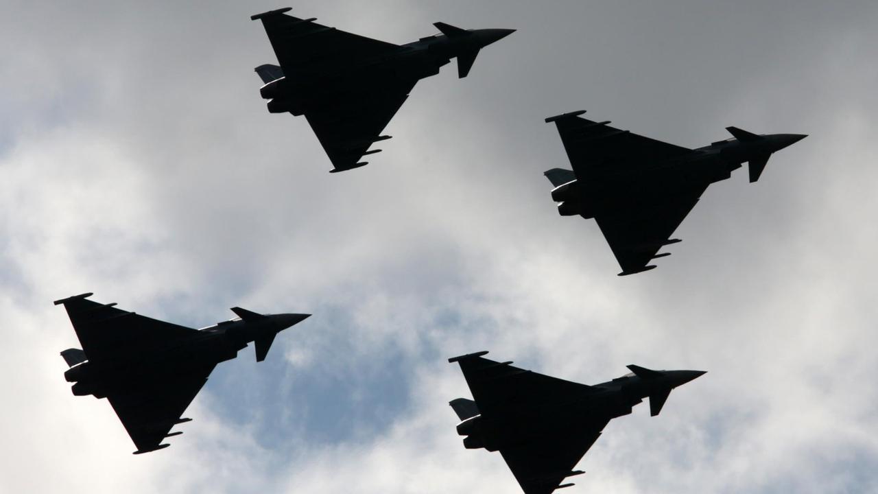 Vier Eurofighter im Formationsflug. Deutsche Kampfjets waren an der Überwachung des Luftraums über dem Baltikum beteiligt Vier Eurofighter im Formationsflug. Deutsche Kampfjets waren an der Überwachung des Luftraums über dem Baltikum beteiligt
