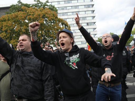 Rechte Demonstranten schreien Gegendemonstranten in Chemnitz 2018 an, einen Tag nachdem ein Mann in der Innenstadt erstochen wurde.