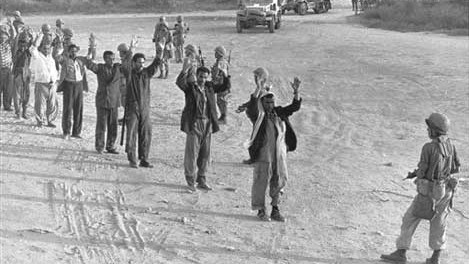 Ein israelischer Soldat bewacht ägyptische Gefangene am 6.Juni 1967. Ein israelischer Soldat bewacht ägyptische Gefangene am 6.Juni 1967.