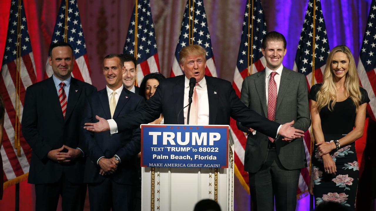 Donald Trump im Kreis seiner Familie auf dem Podium Donald Trump im Kreis seiner Familie auf dem Podium