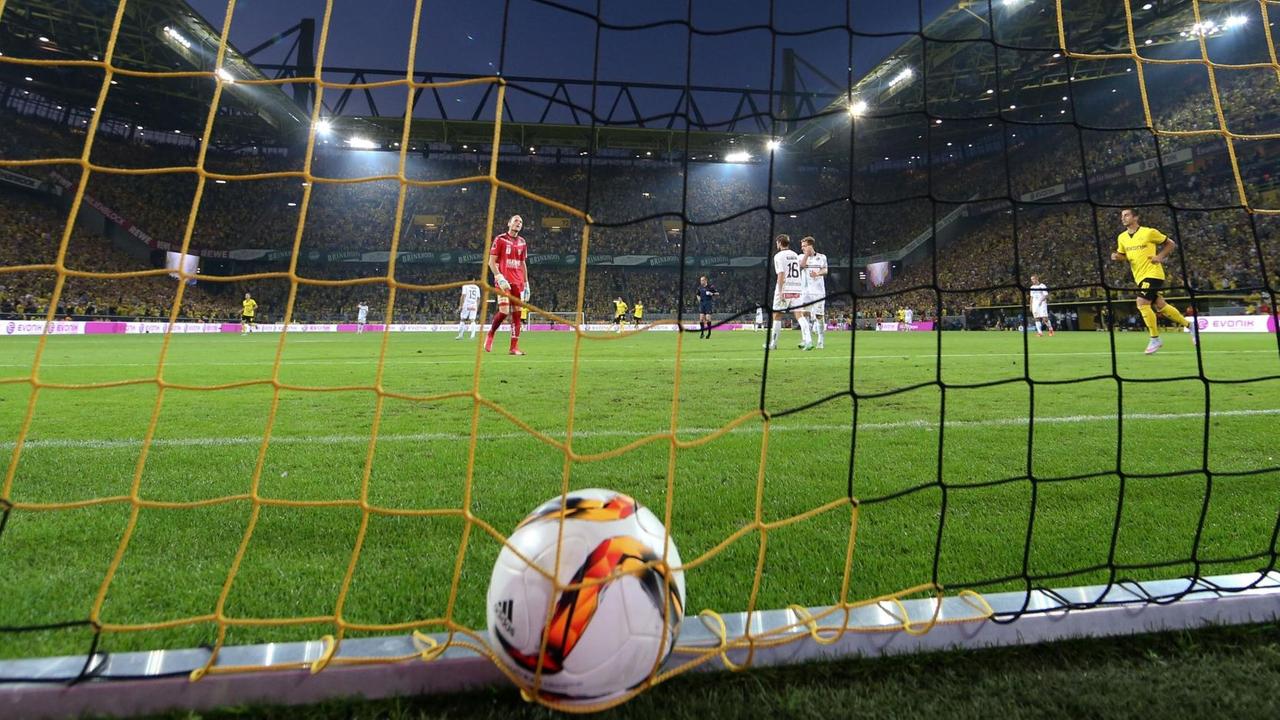 Ein Ball in einem Tor im Dortmunder Westfalenstadion Ein Ball in einem Tor im Dortmunder Westfalenstadion