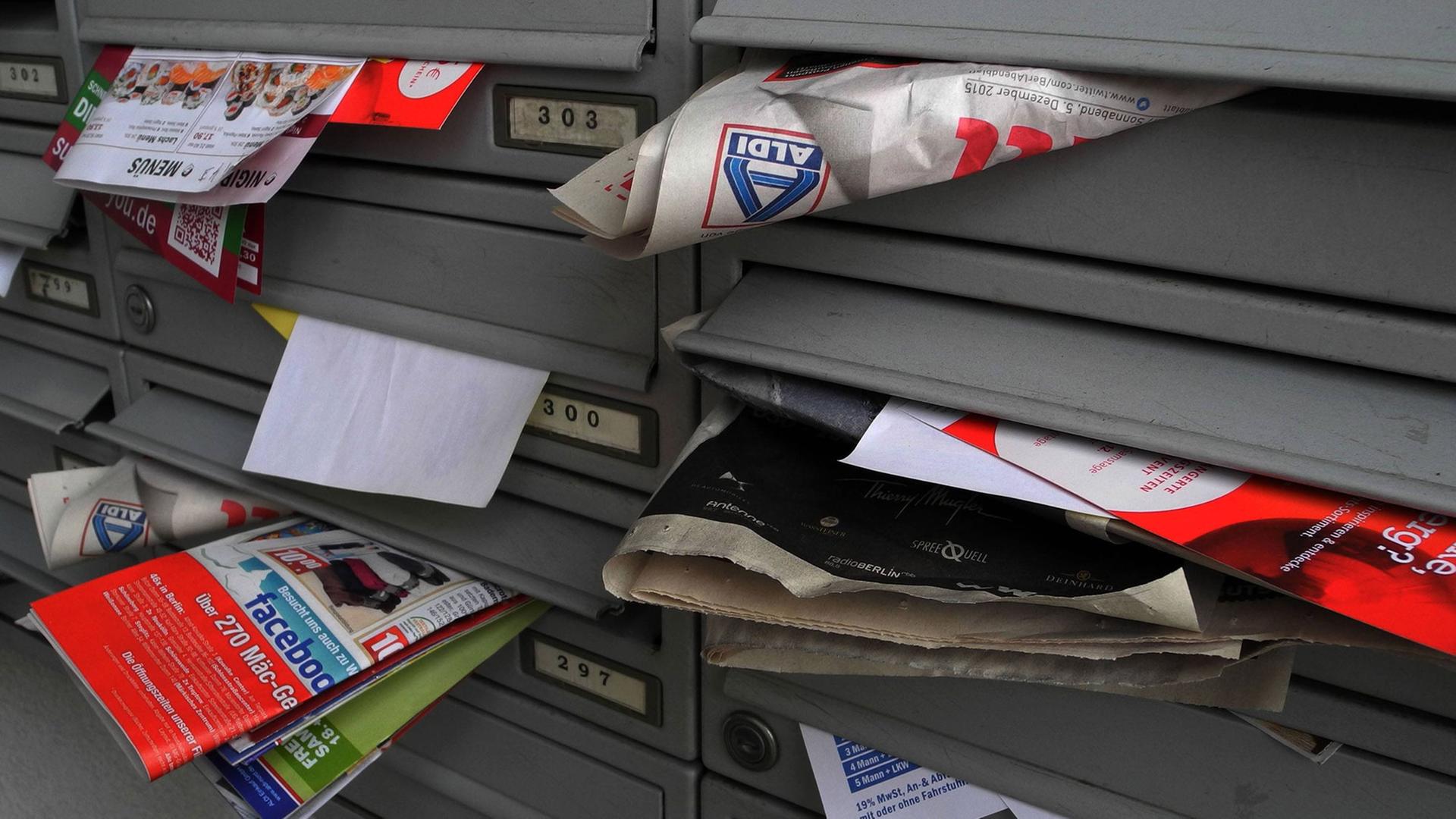 Mit Werbeprospekten überquillende Briefkästen. Mit Werbeprospekten überquillende Briefkästen.